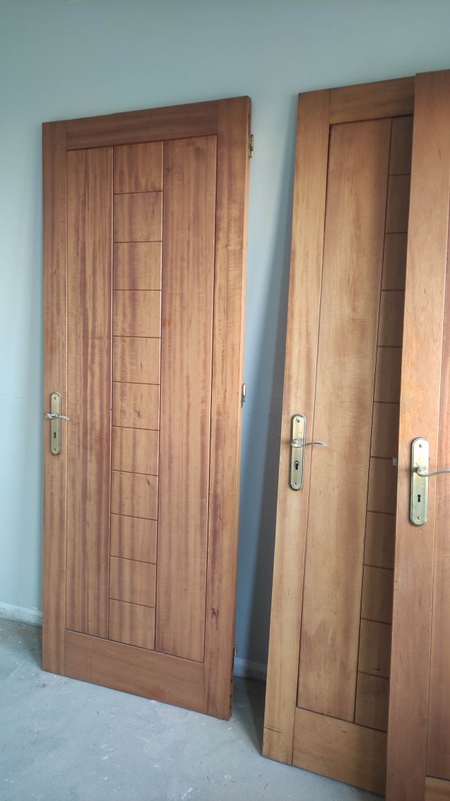 3 portas interiores madeira maciça com puxadores e dobradiças