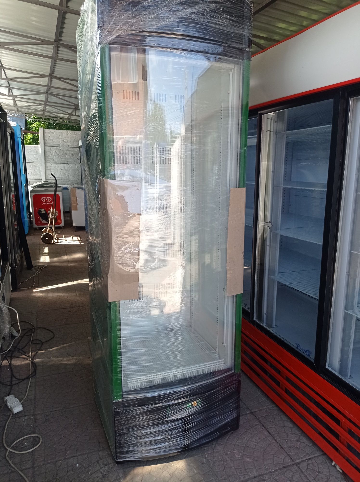 Холодильник витриный Medium 220 см