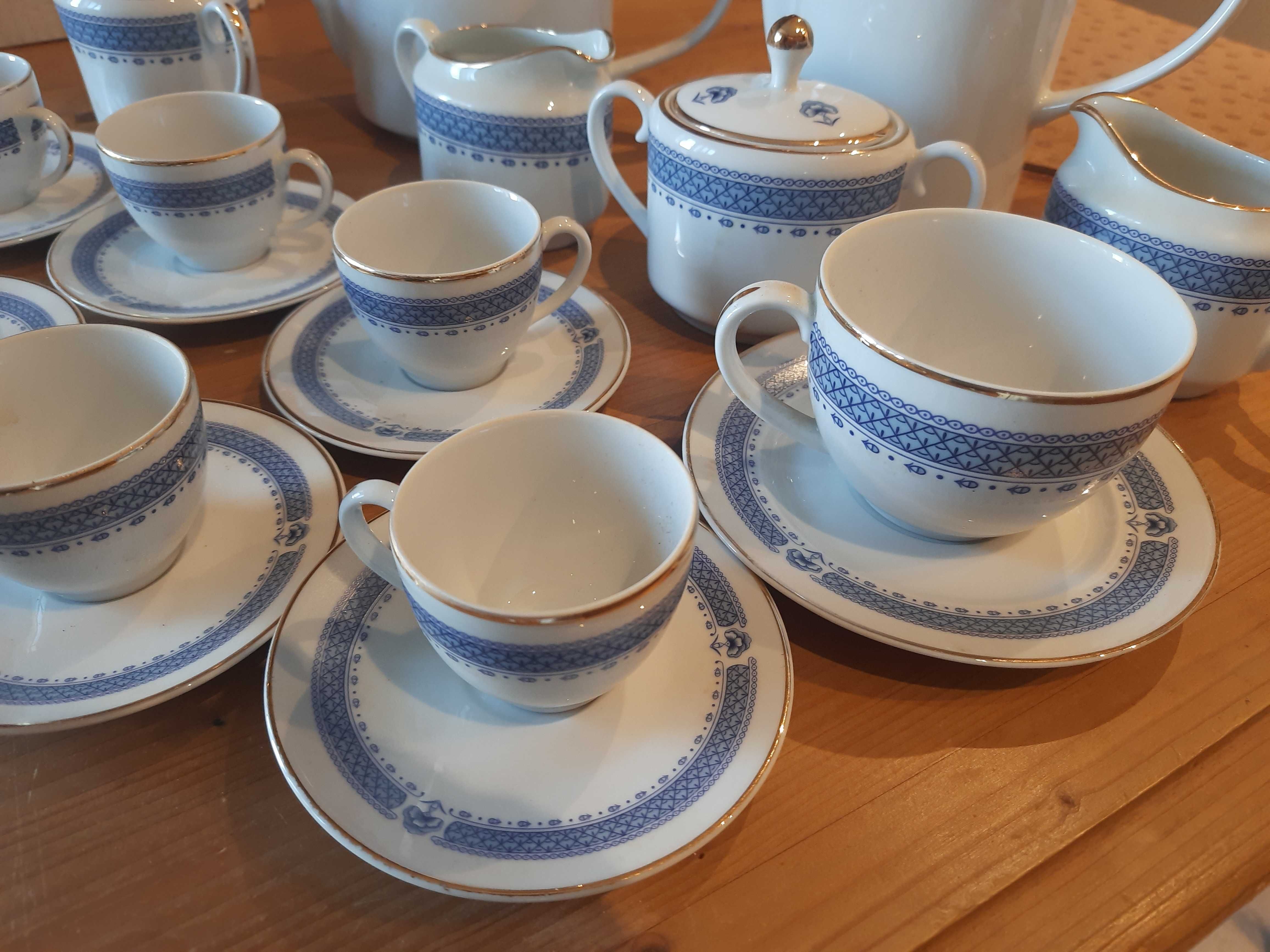 Porcelana de café e chá, com açucareiro, 2 leiteiras e 2 bules.
