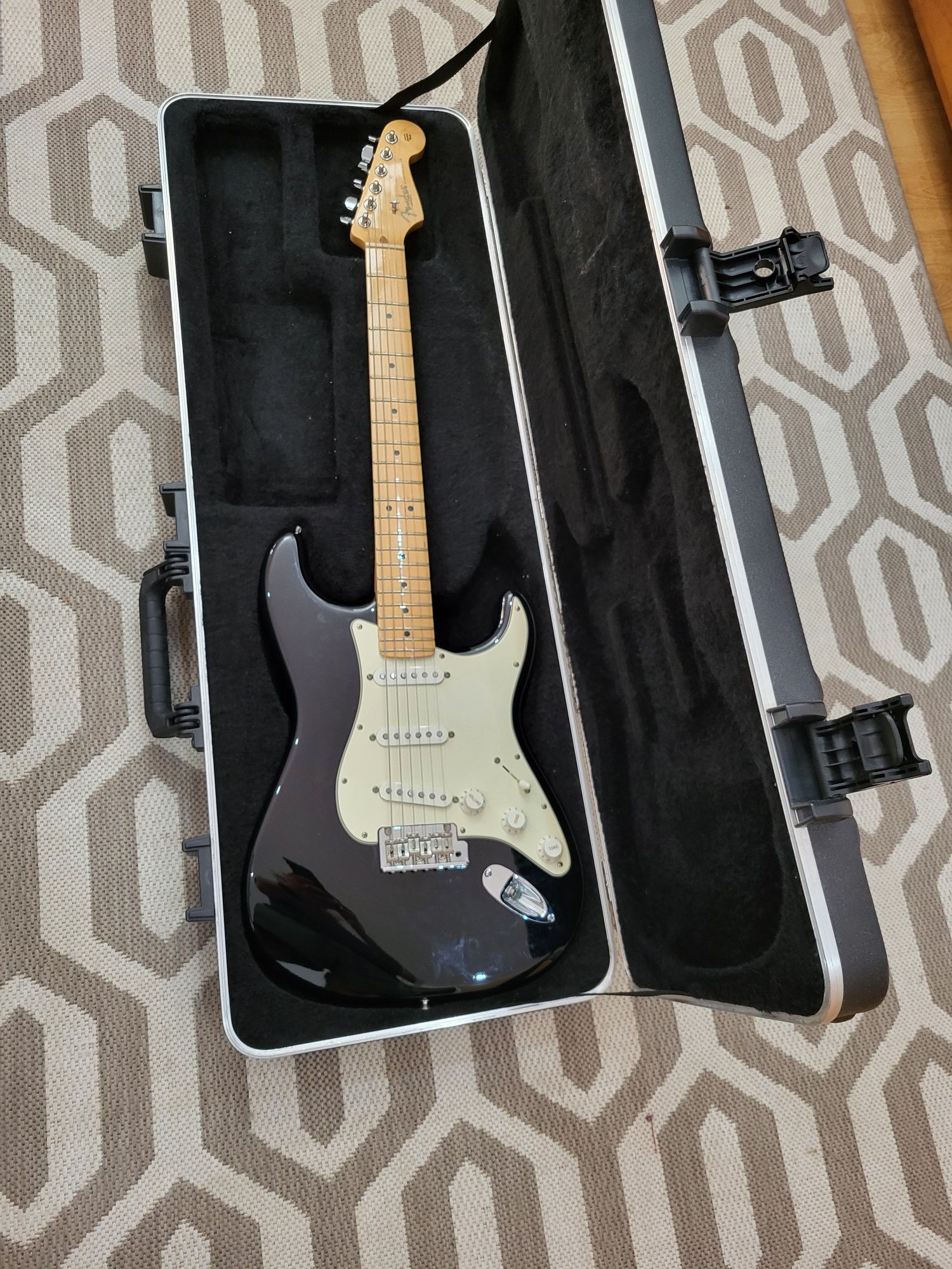 Fender Stratocaster USA + Cabo Gold + Banco
