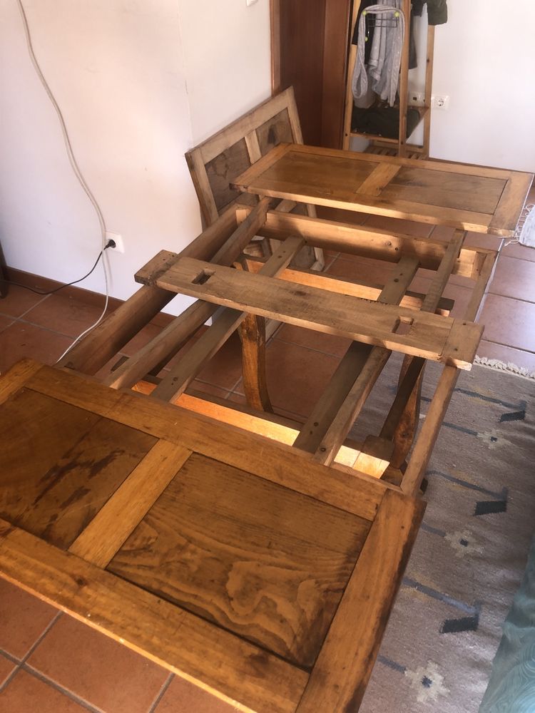 Mesa antiga feita a mao