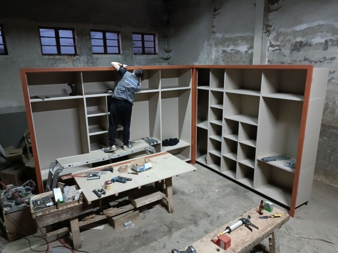 Moveis,roupeiros,cozinhas,quarto,camas estufadas e ripados.