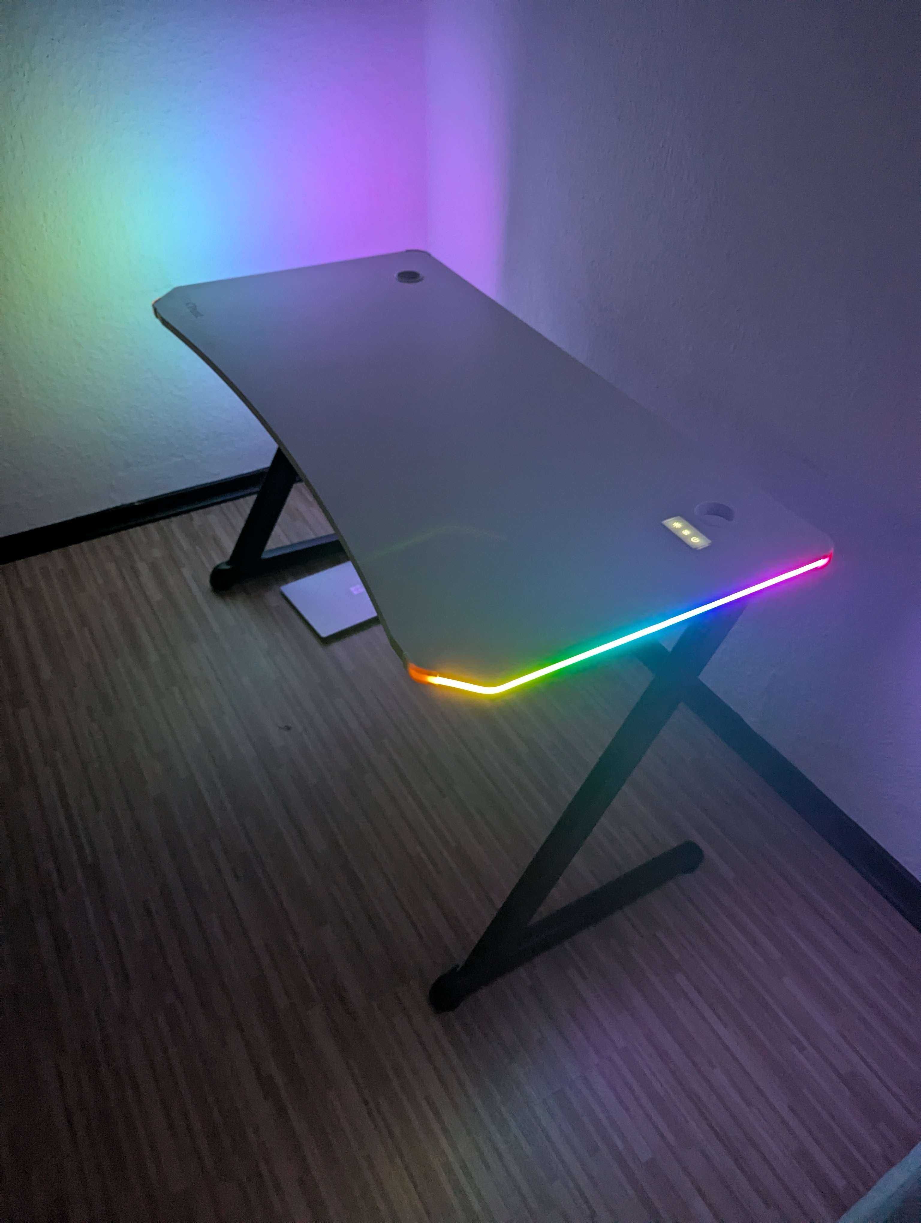 GXT 709 Luminus RGB Gaming Desk Black | White