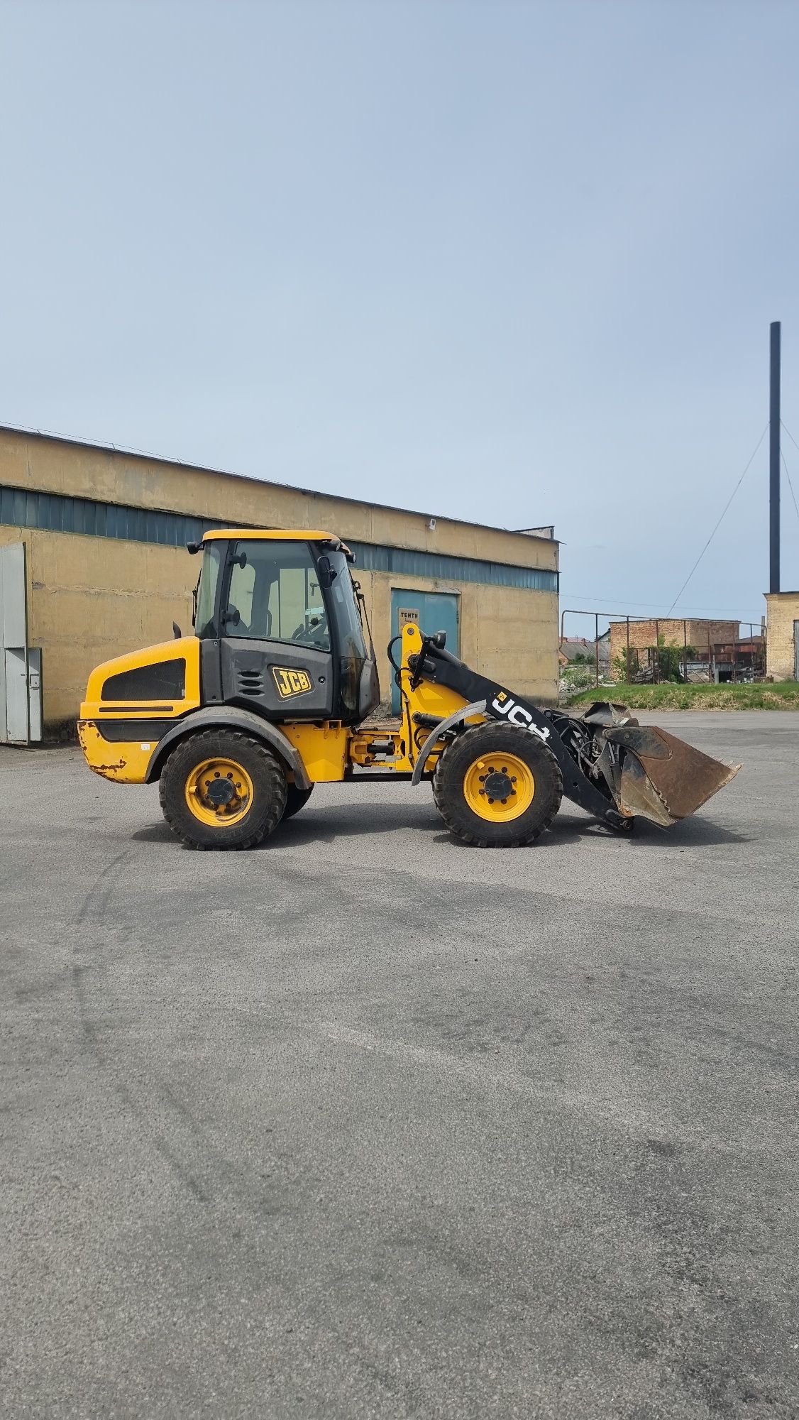 Свіжопривезений навантажувач фронтальний jcb