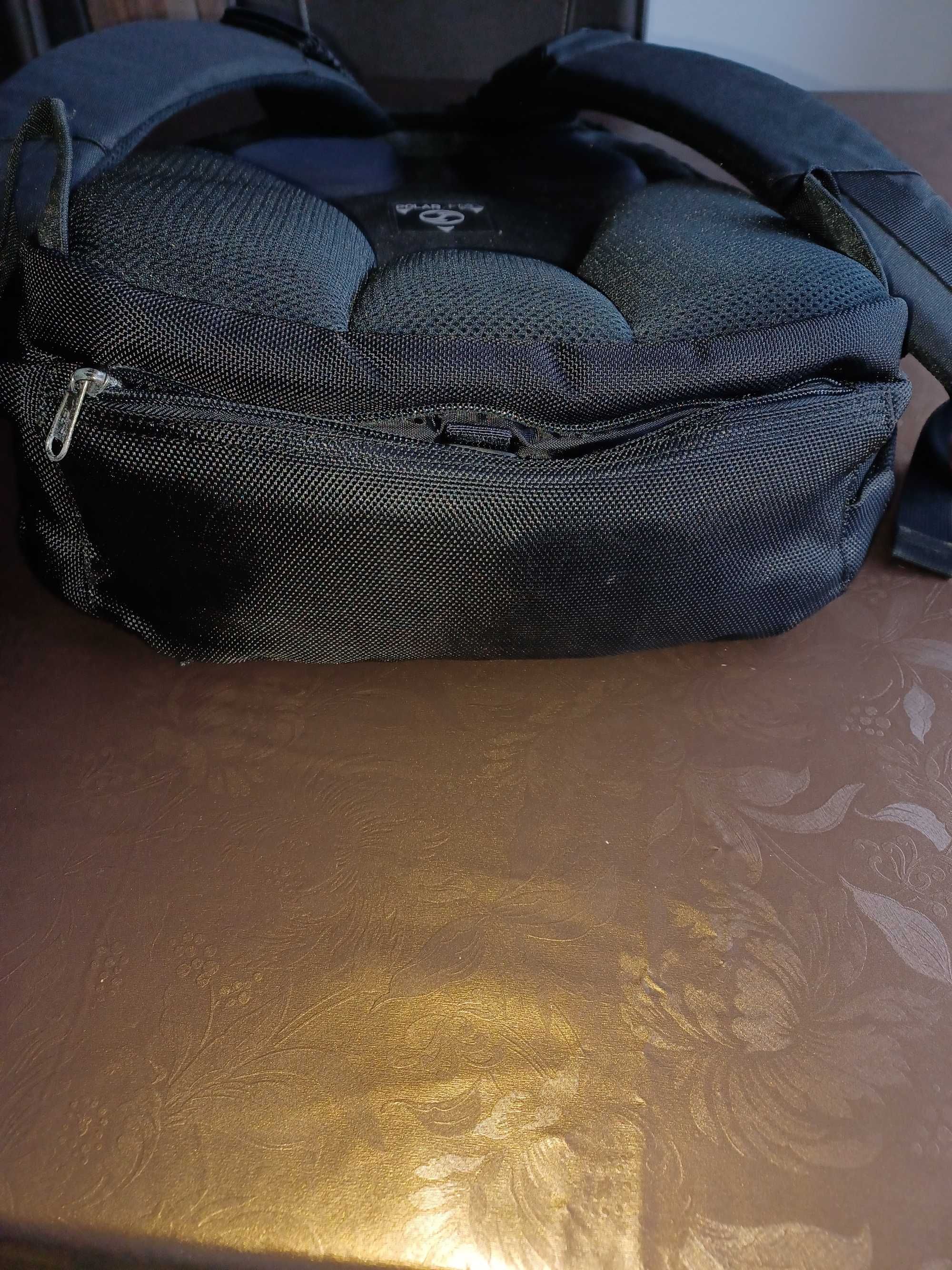 Mochila preta para transportar computador portátil