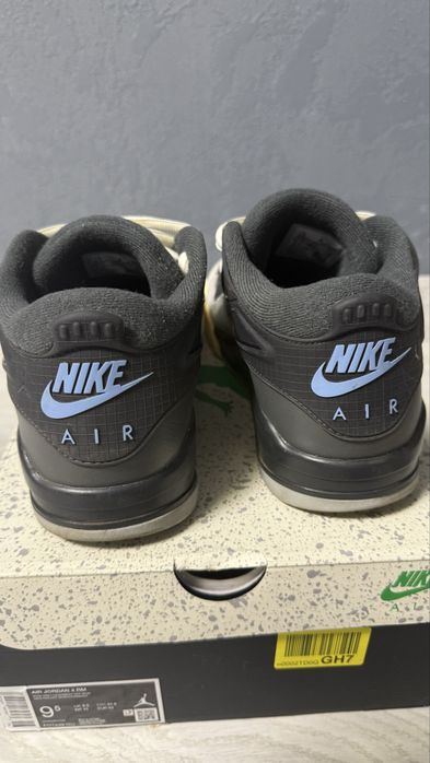 Air Jordan 4 RM.