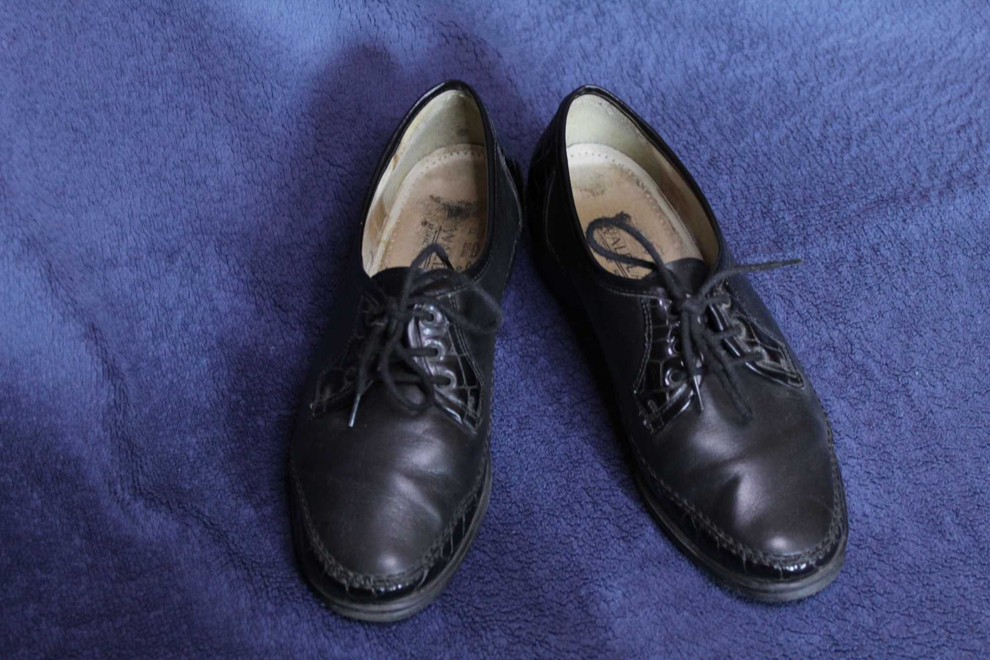 Чорні шкіряні туфлі мокасини