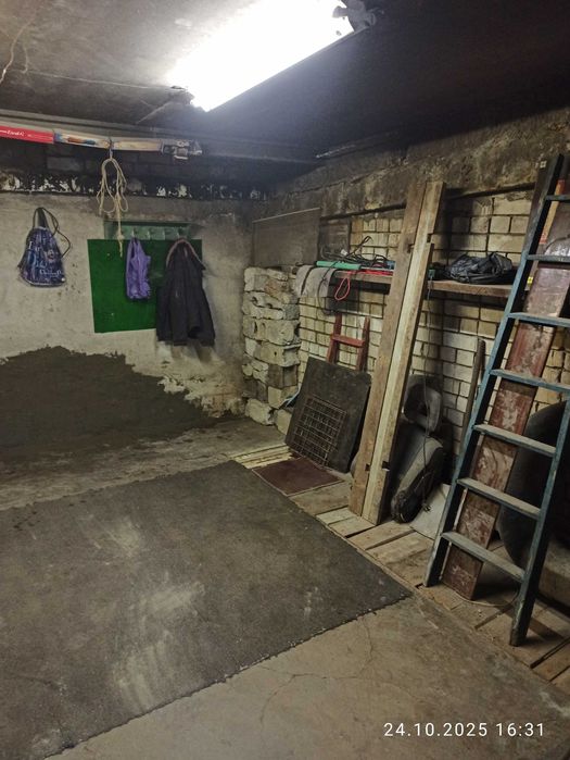 Гараж большой на 2 машины или склада можно на месяц