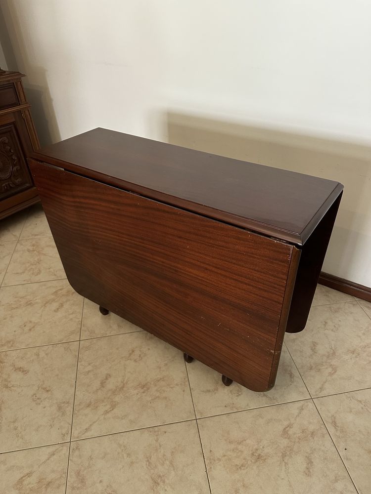 Mesa retratil/ extensível em madeira