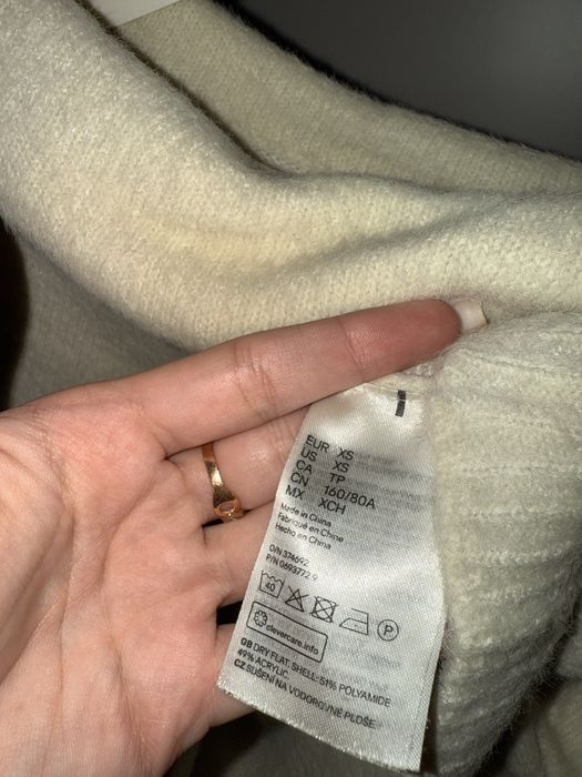 Білий светр H&M, бежевий светр із замочками збоку