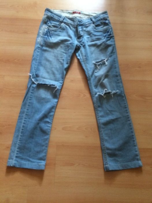 Super dzinsy z przecięciami i chaftem