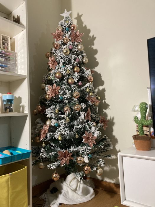 Arvore natal com luzes integradas e enfeites
