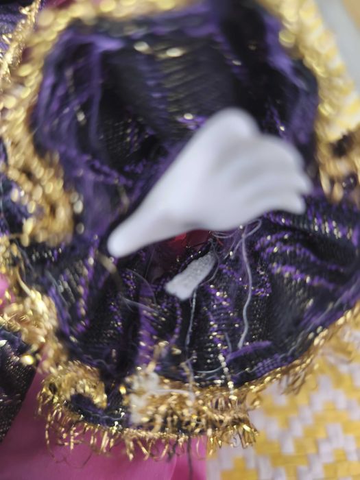 Palhaço- Pierrot
com cabeça, mãos e pés em porcelana.