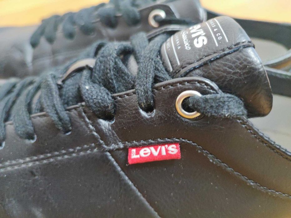 Ténis Levi's pretos 42