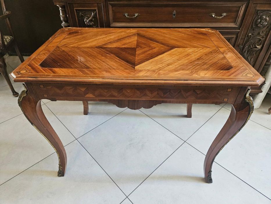 Elegacnki stolik francuski