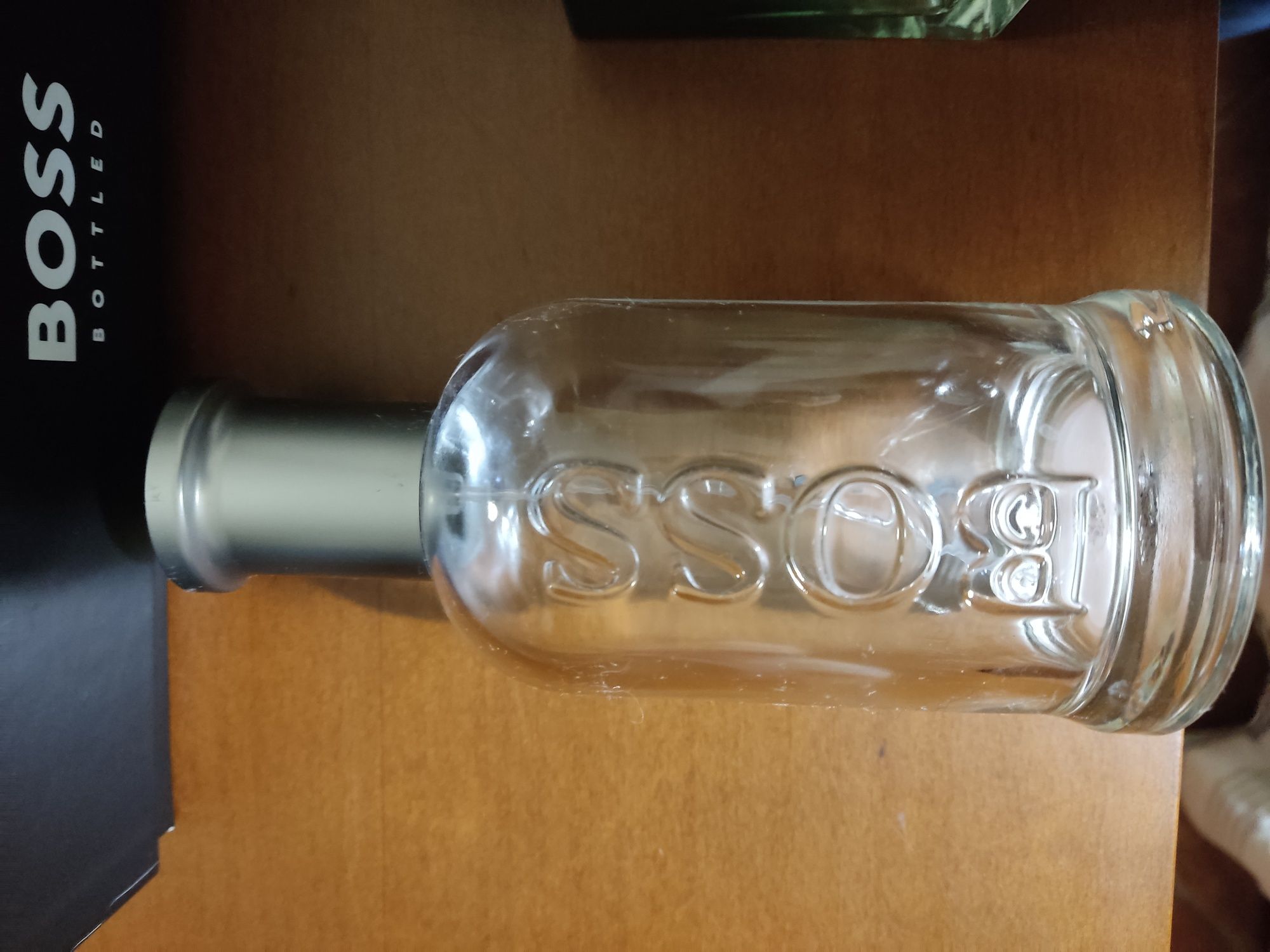 Frasco de perfume Hugo Boss e caixa