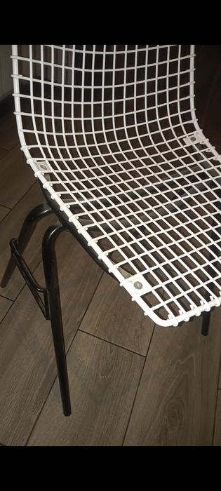 Krzesła siatkowe Henryka sztaby