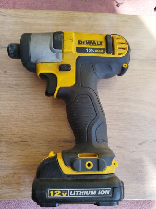 Ударный винтоверт Dewalt dcf 815