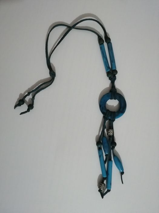 Colar azul com contas