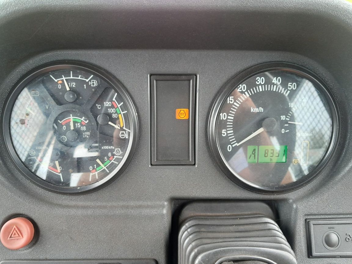 Belarus 1025.4 w zabudowie leśnej.