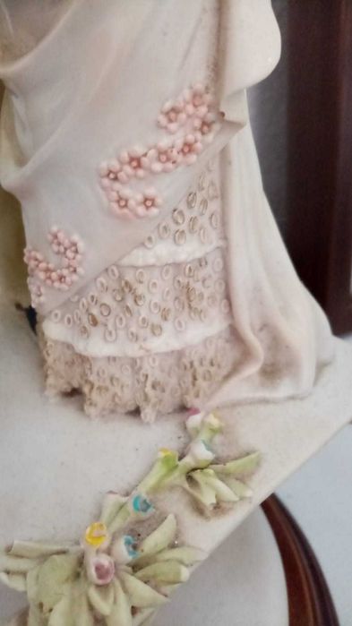 Estátua Noivos com base em madeira