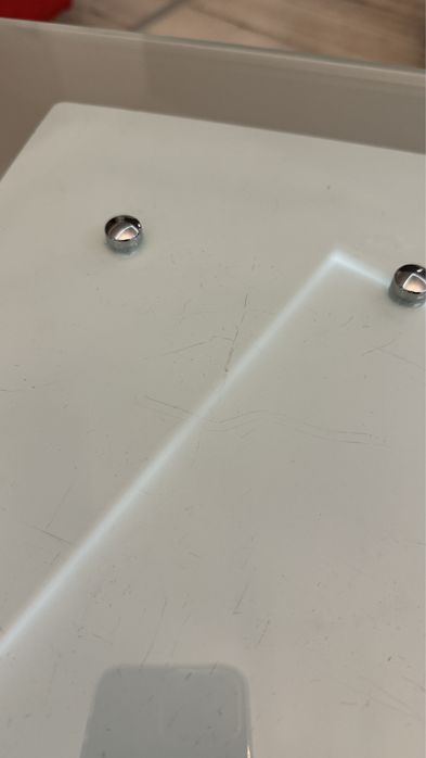 Stolik metalowy ze szklaną szybą mleczną na kółkach