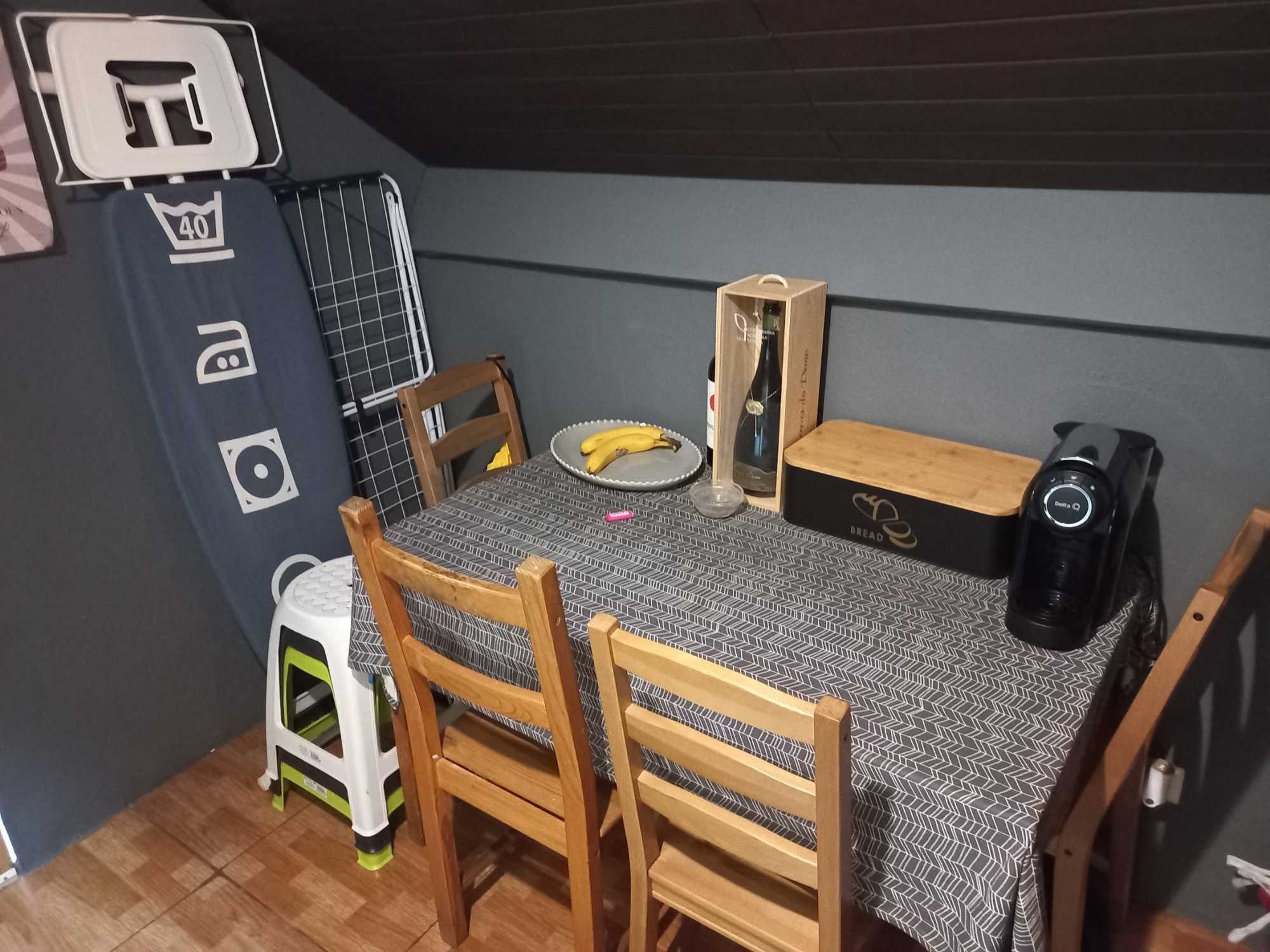Mesa com bastante uso e 4 cadeiras