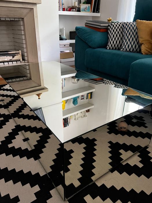 Mesa apoio centro Antarte espelhada.