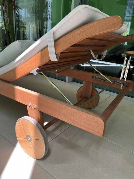 Espreguiçadeira em madeira reclinável quase nova