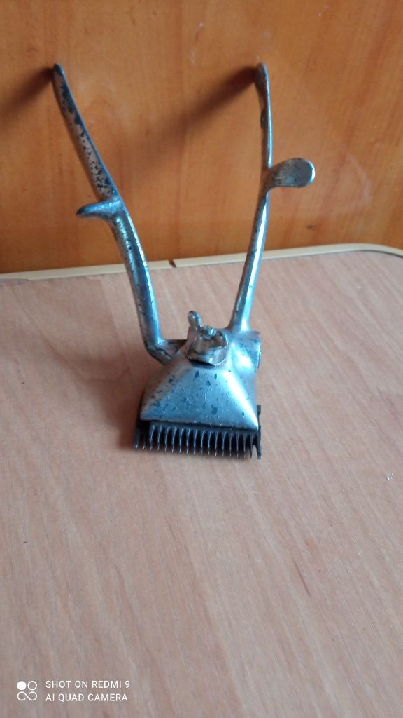 Ручна машинка для стрижки волосся.