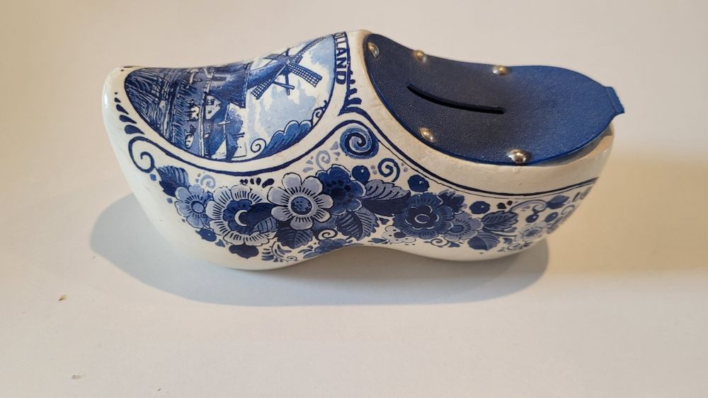 Ceramiczna skarbonka z możliwością do powieszenia.