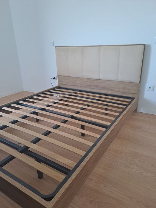 Cama casal (estrado incluído)