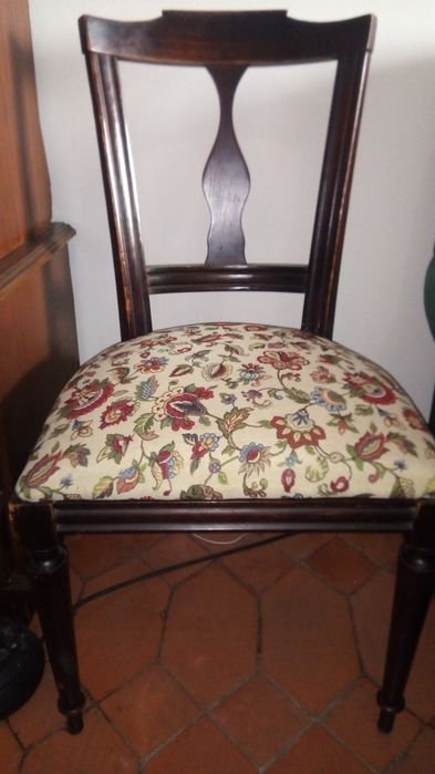 Mesa antiga com cadeiras