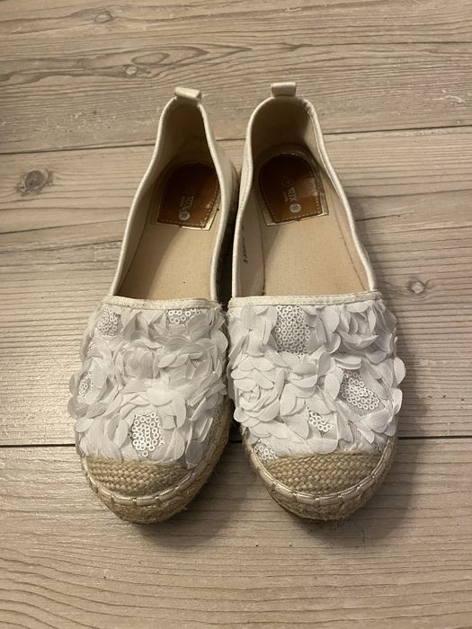 Efektowne białe espadryle