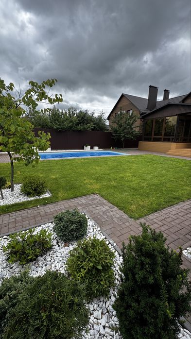 Будинок з басейном