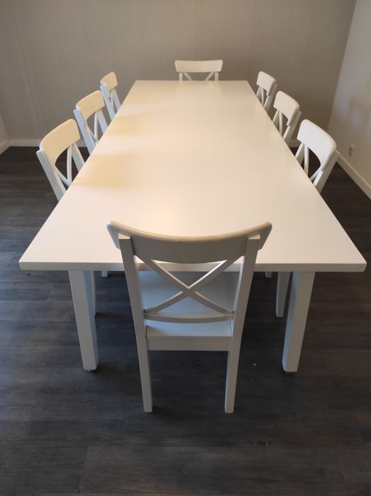 Mesa de cozinha com oito cadeiras