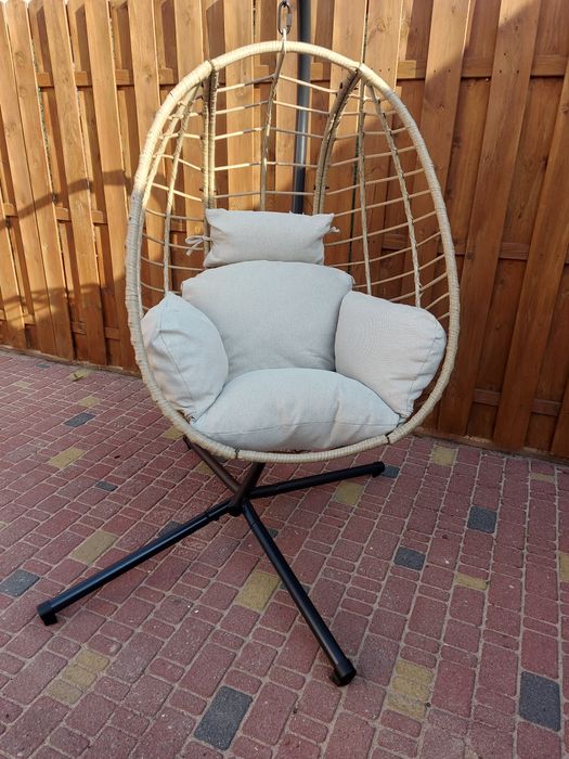 Fotel wiszący na stalowej podstawie z poduszką.