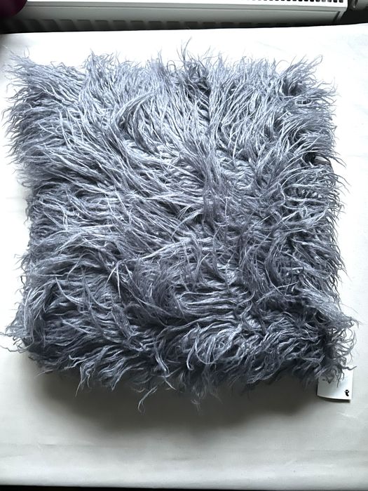 Nowa poduszka Flying Tiger 45×45 cm szara z długim włosiem
