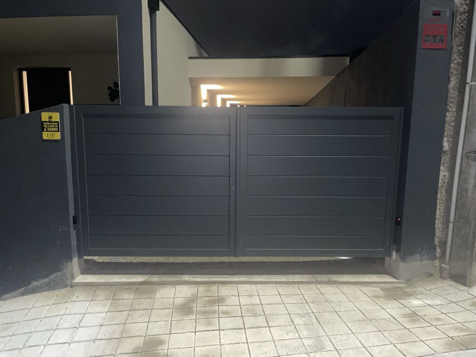 Vendo portão em aluminio lacado