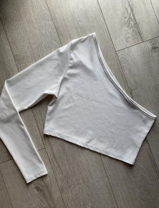 Кроп топ boohoo на одне плече