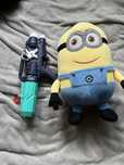 Zabawka minionek pluszak pistolet wodny zabawkowy