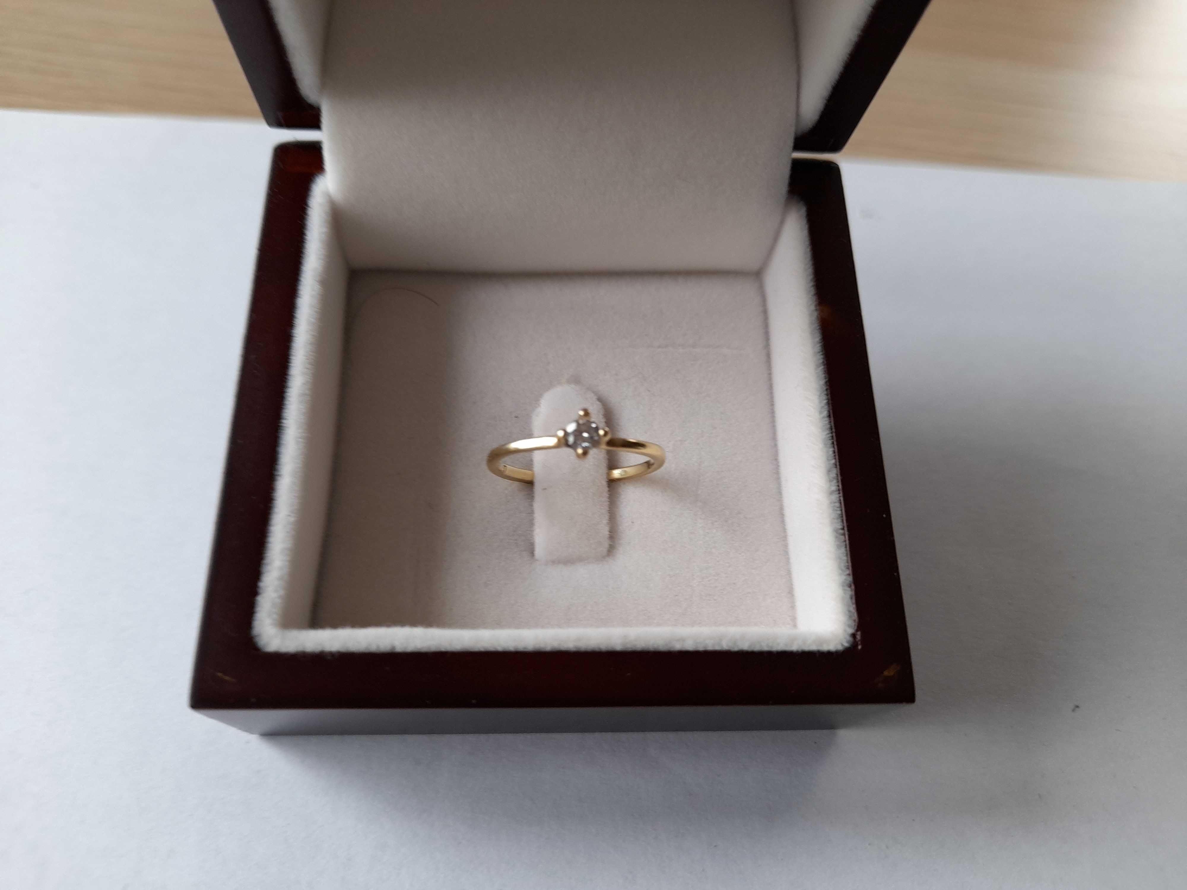 Pierścionek zaręczynowy- pierścionek z brylantem rozm.8