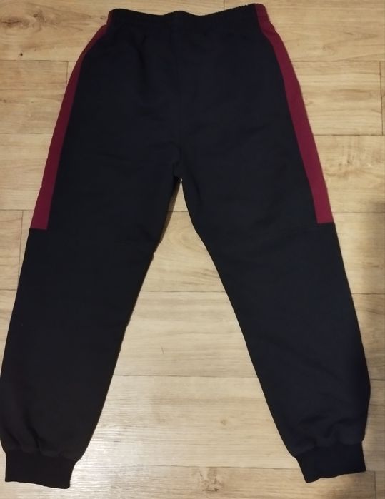 Джинси 134 см; спортивні штани 128 см