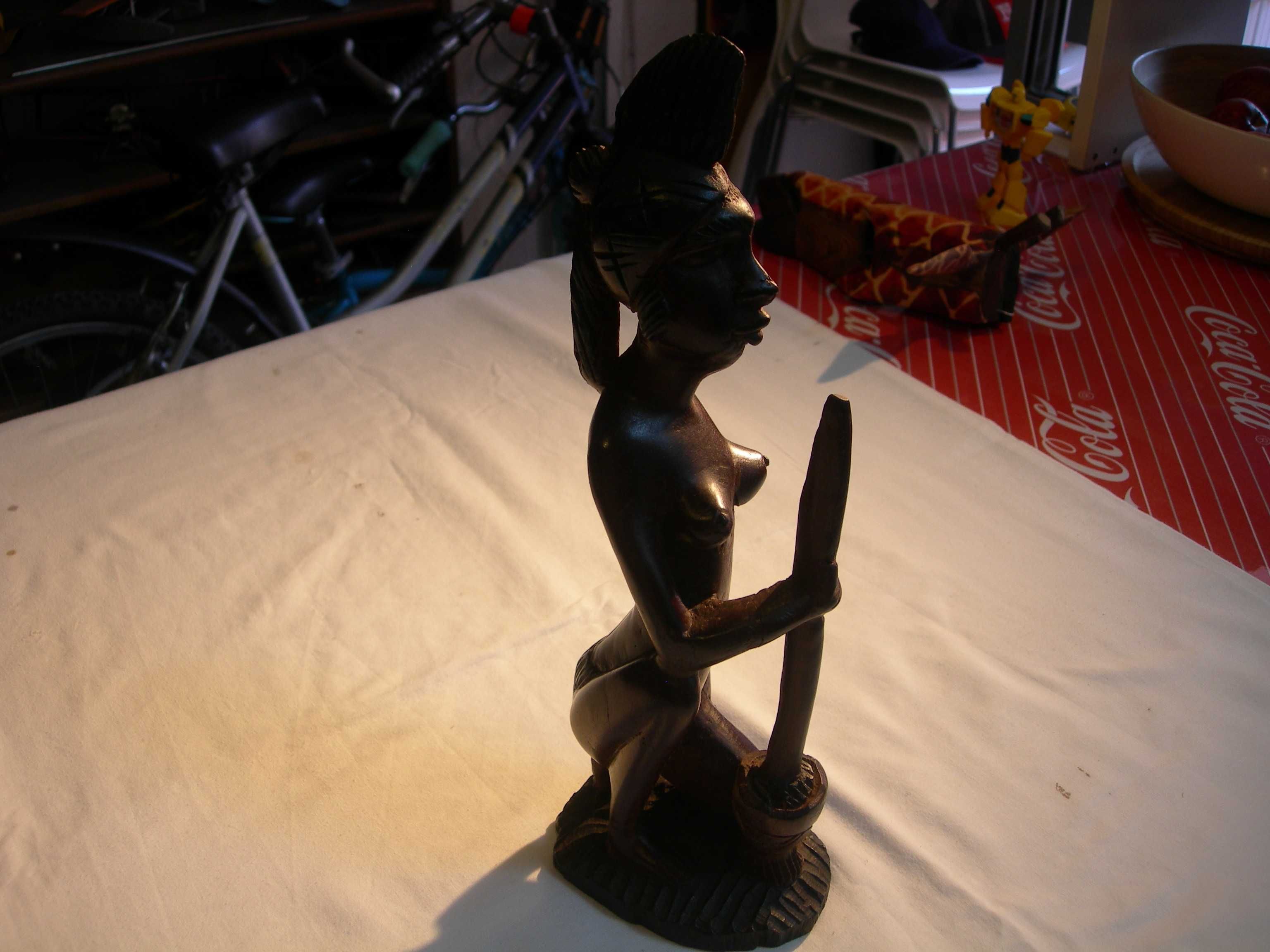 Estatueta tribal. Madeira.