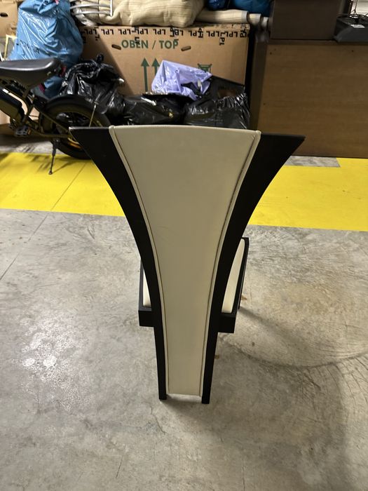 Mesa e cadeiras em pele de sala de jantar