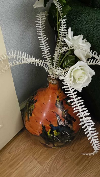 Jarras e poercelanas de cores brilhantes e aconchegantes