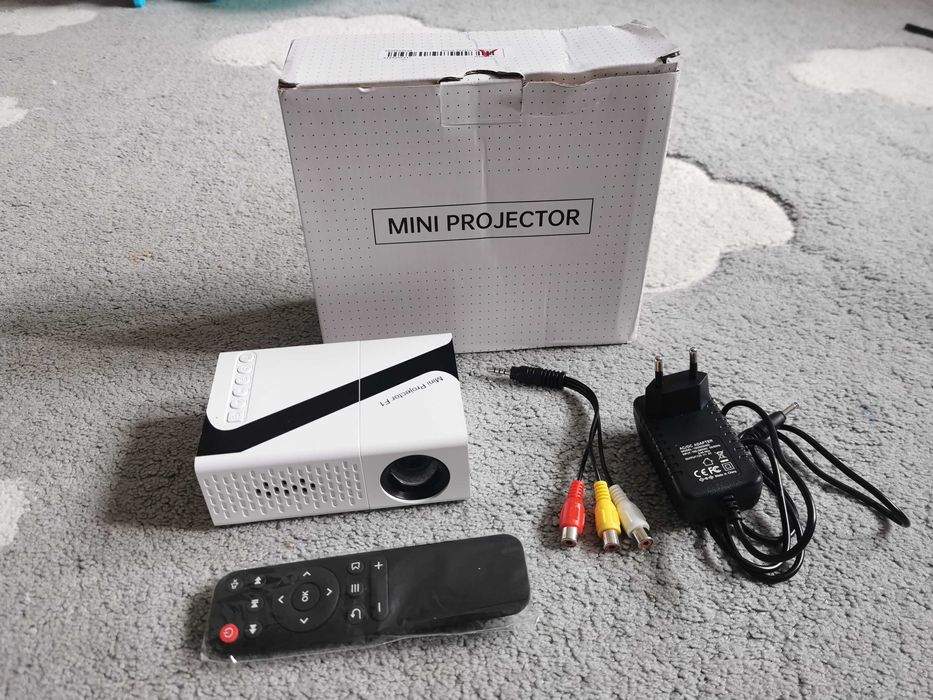 Mini projektor LED TFT LCD 1080p HDMI USB AV 24-60 cali