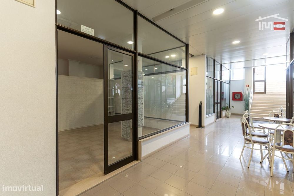 Loja em centro comercial, para arrendamento, Ourém - Fatima