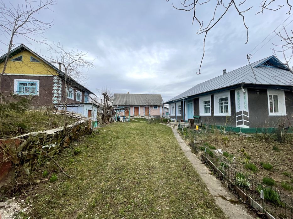 Будинок з господарськими будівлями та земельною ділянкою