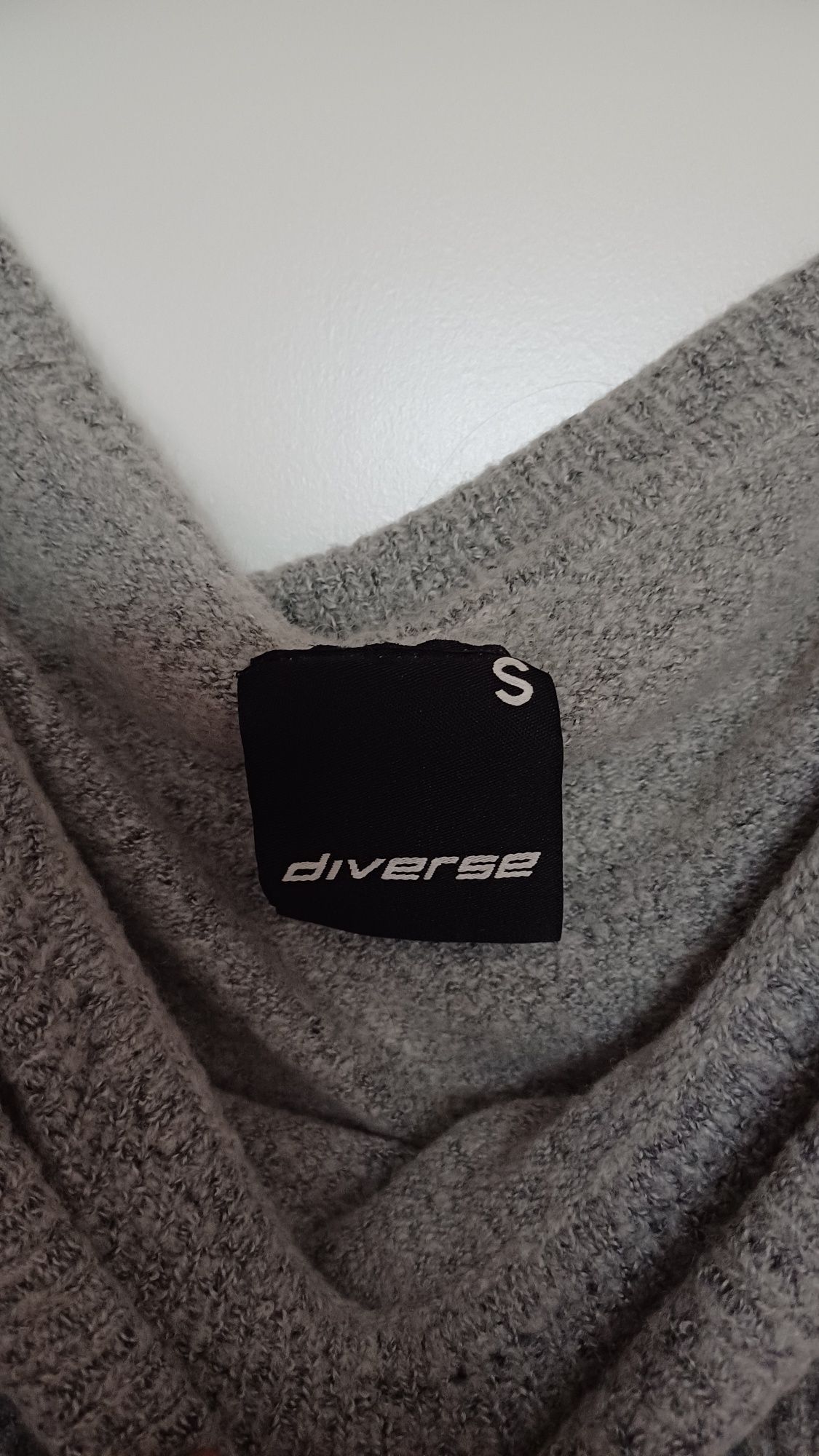 Szary sweter diverse